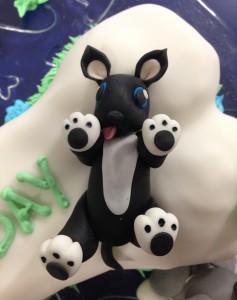 Hund auf Rücken aus Fondant